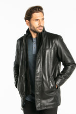 Sleek lambskin coat in glossy black, featuring a removable lining. - Image n°5