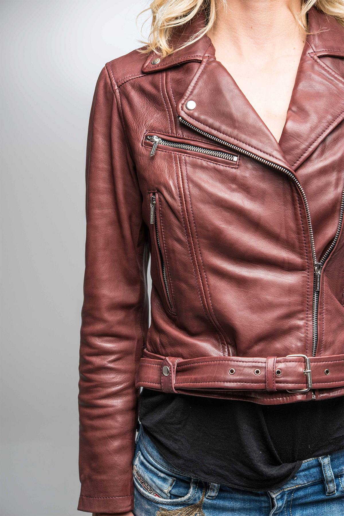Burgundy lambskin perfecto: slimfit, silver accents, rich patina. - Image n°6