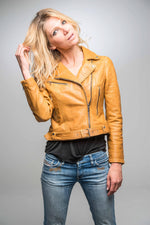 Lambskin in spicy mustard. Slimfit cut, zippered details and metallic belt. - Image n°5