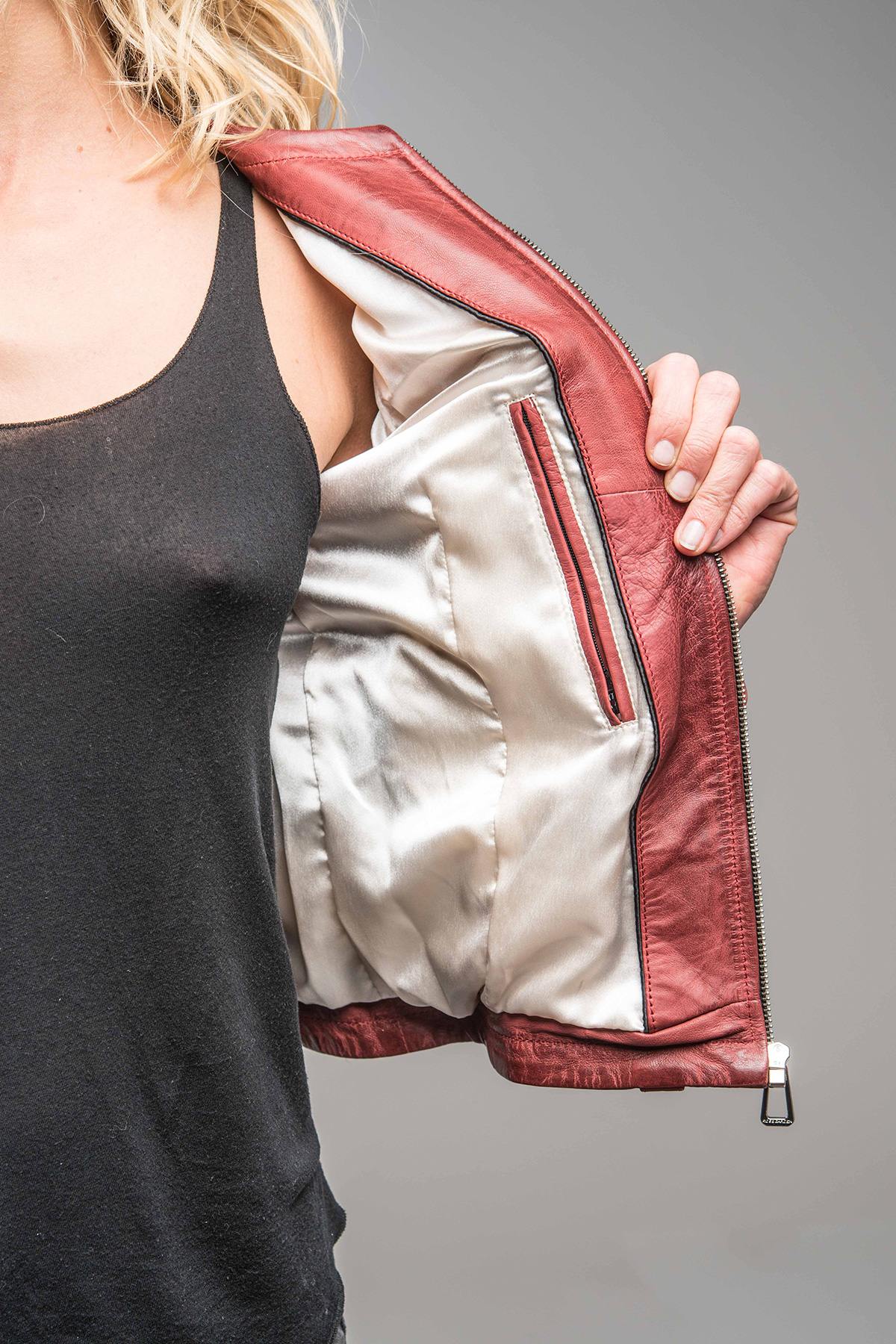 Slim ruby redwine lambskin jacket, biker-inspired and lightweight. - Image n°3