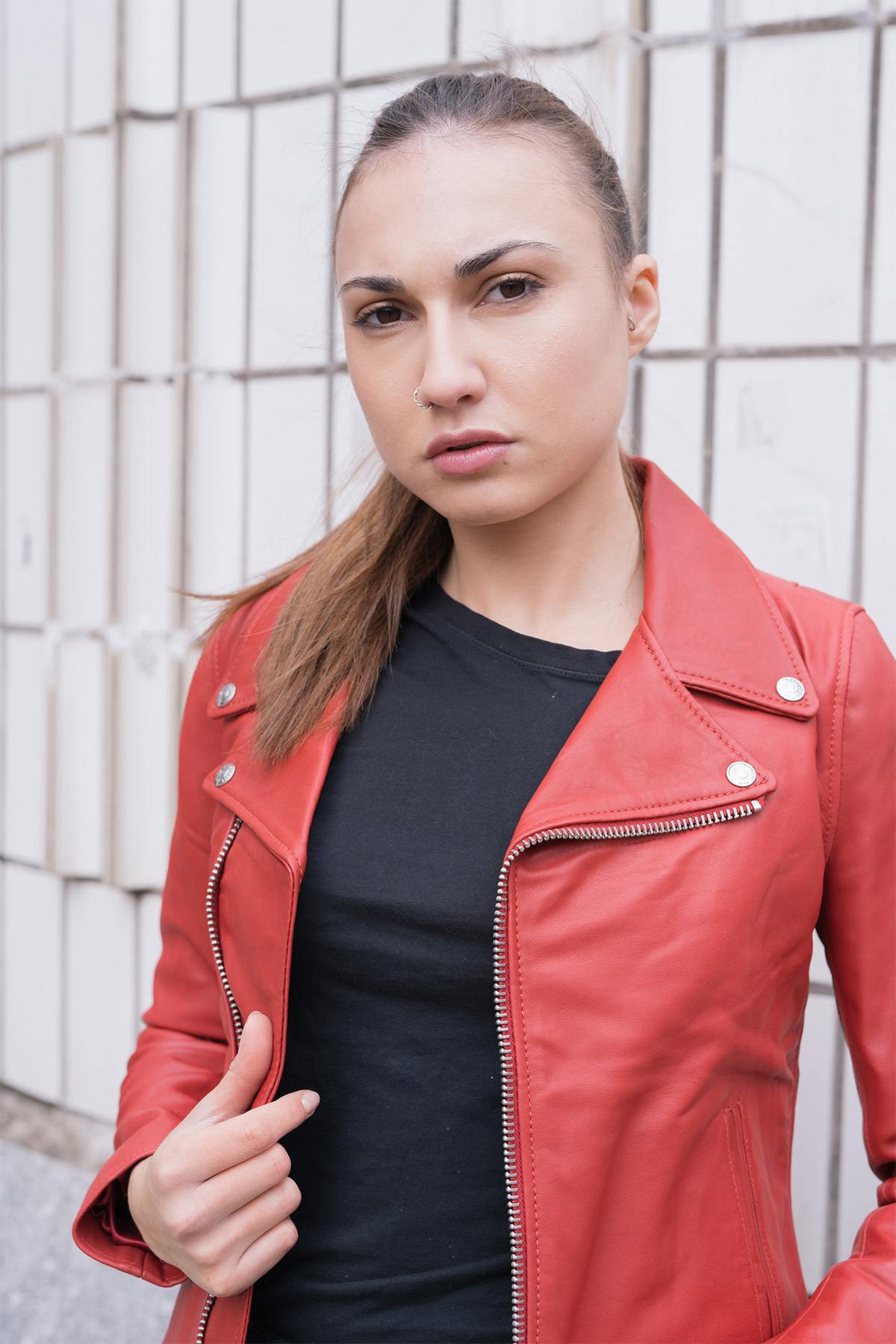 Vibrant red lambskin Perfecto by Schott, slim-fit for seasonal edge. - Image n°2