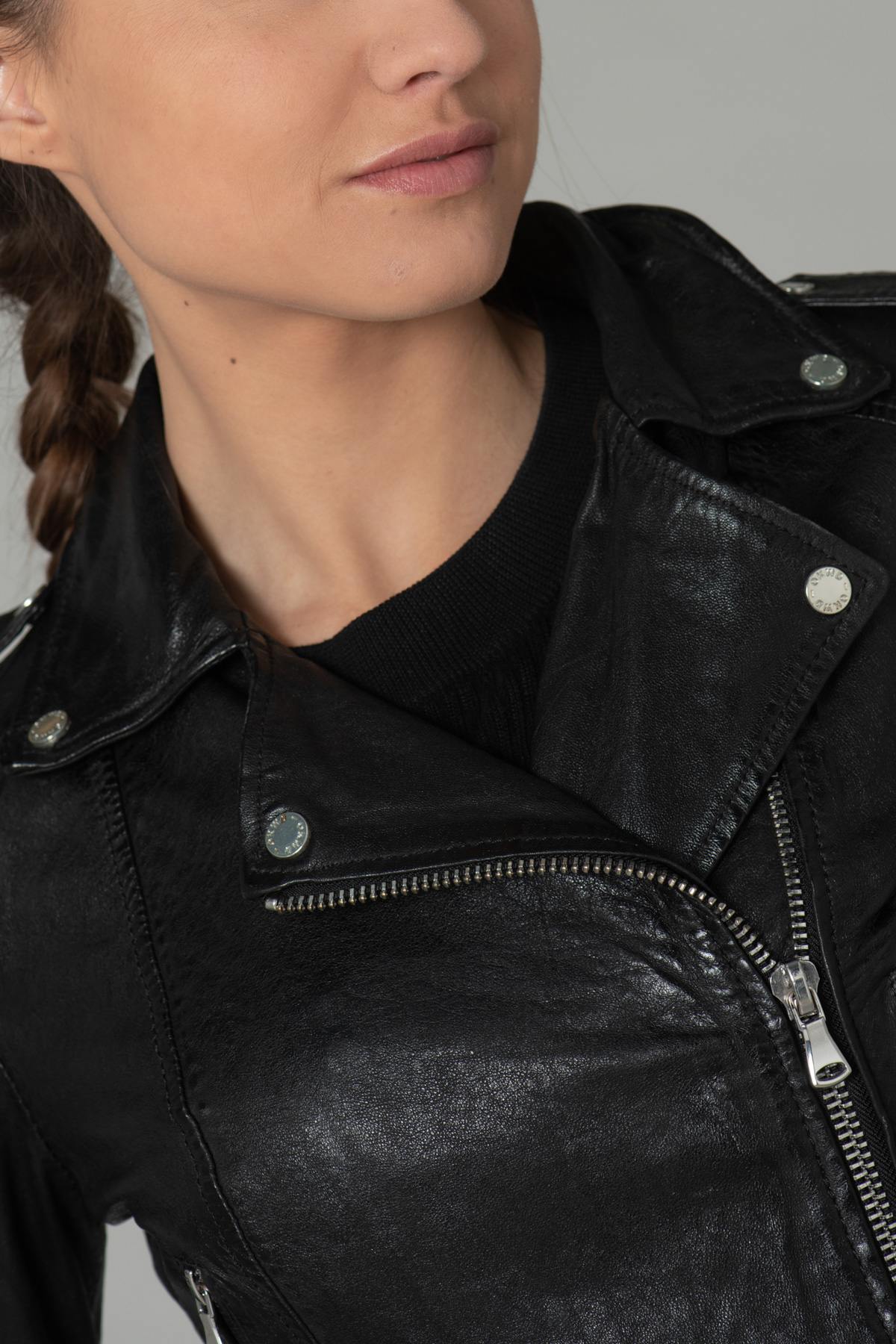 Slim black lambskin jacket, cropped and glossy. Lightweight rock edge. - Image n°6