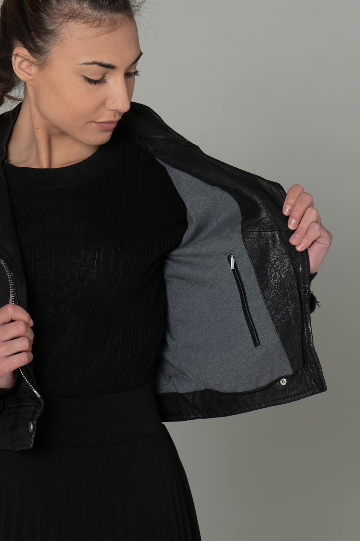 Slim black lambskin jacket, cropped and glossy. Lightweight rock edge. - Image n°5