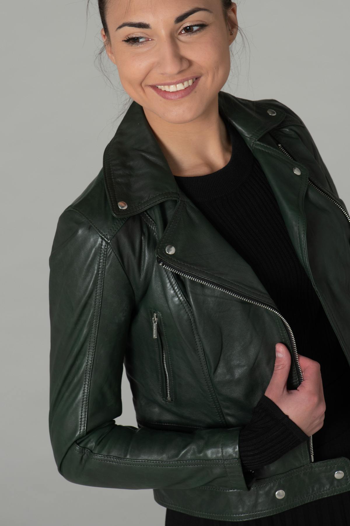 Fitted dark green lambskin jacket. Ultra-feminine with a biker edge. - Image n°4