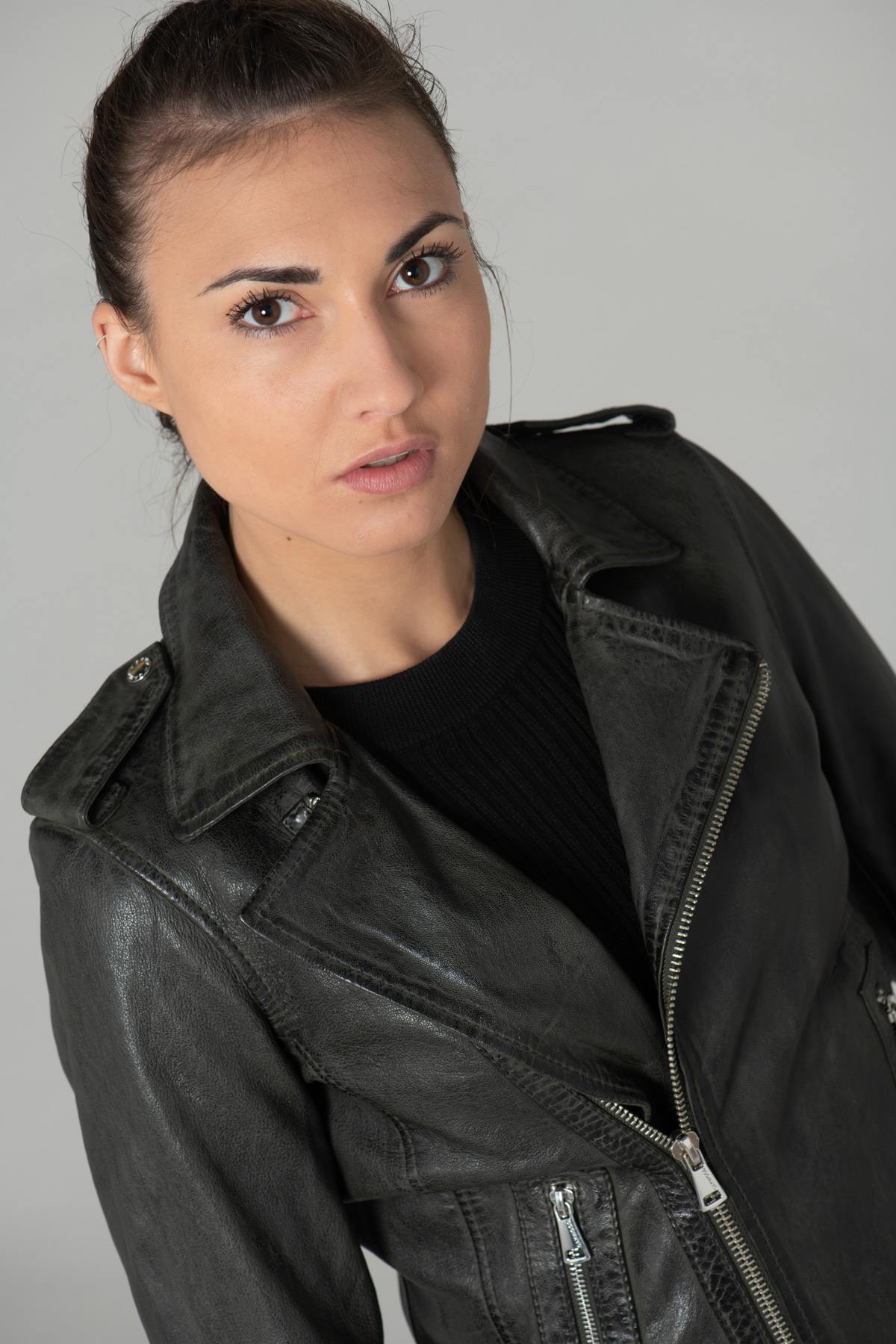 A dark khaki sheep leather biker jacket, slim and rock-chic in design. - Image n°7