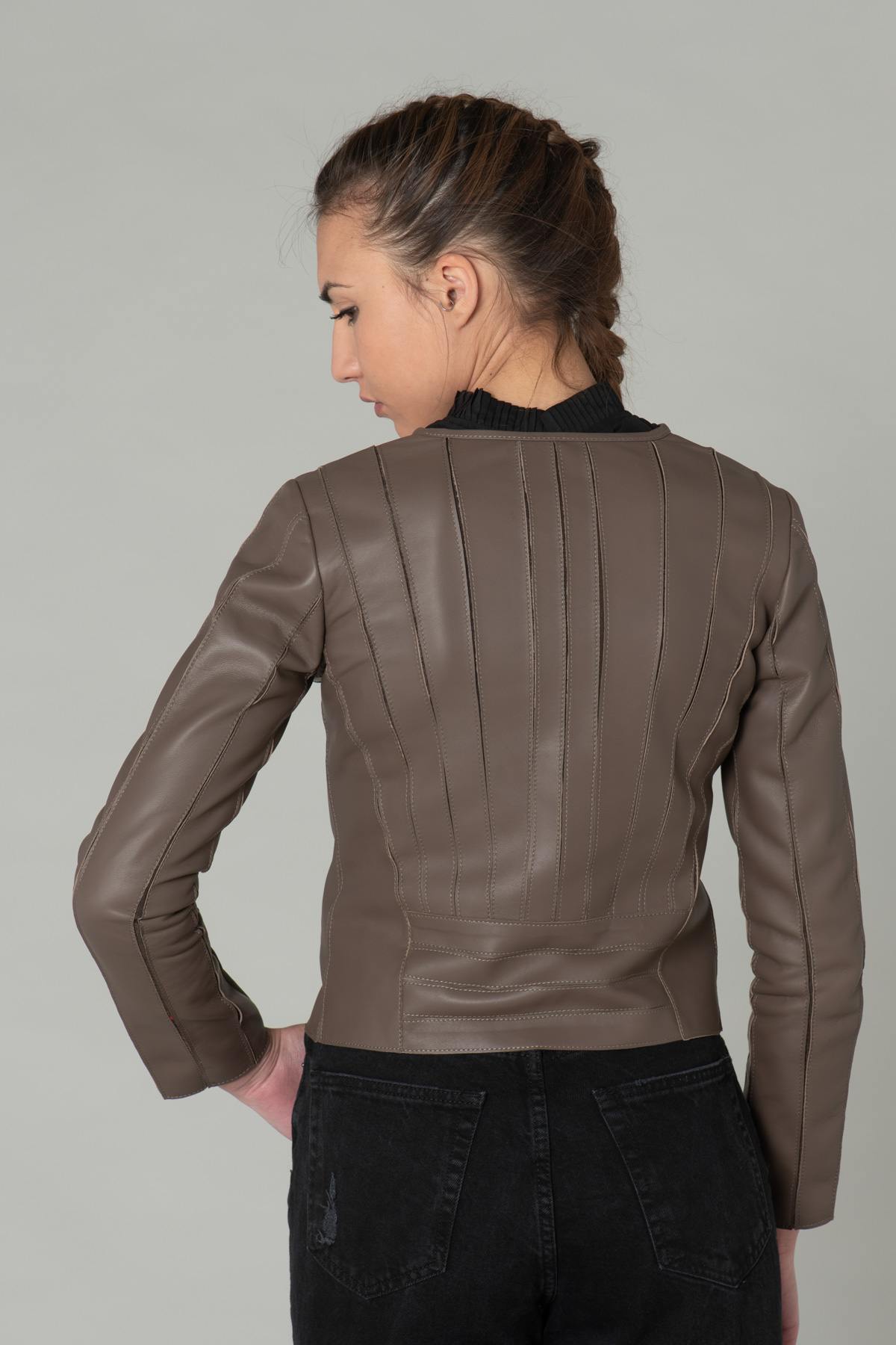 Slim taupe lambskin jacket with textured stitching for urban chic. - Image n°2