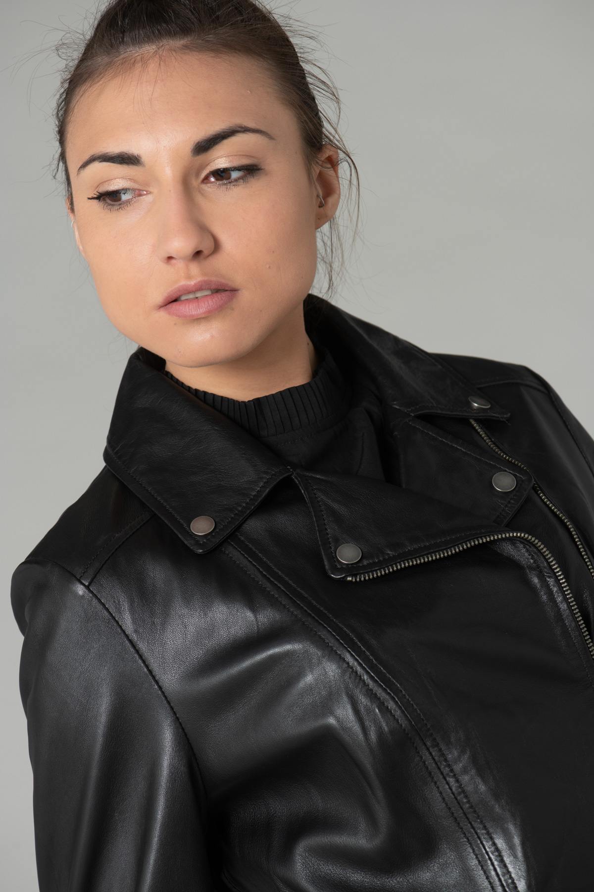 Curve-fit black sheep leather biker jacket with metallic zips. - Image n°7