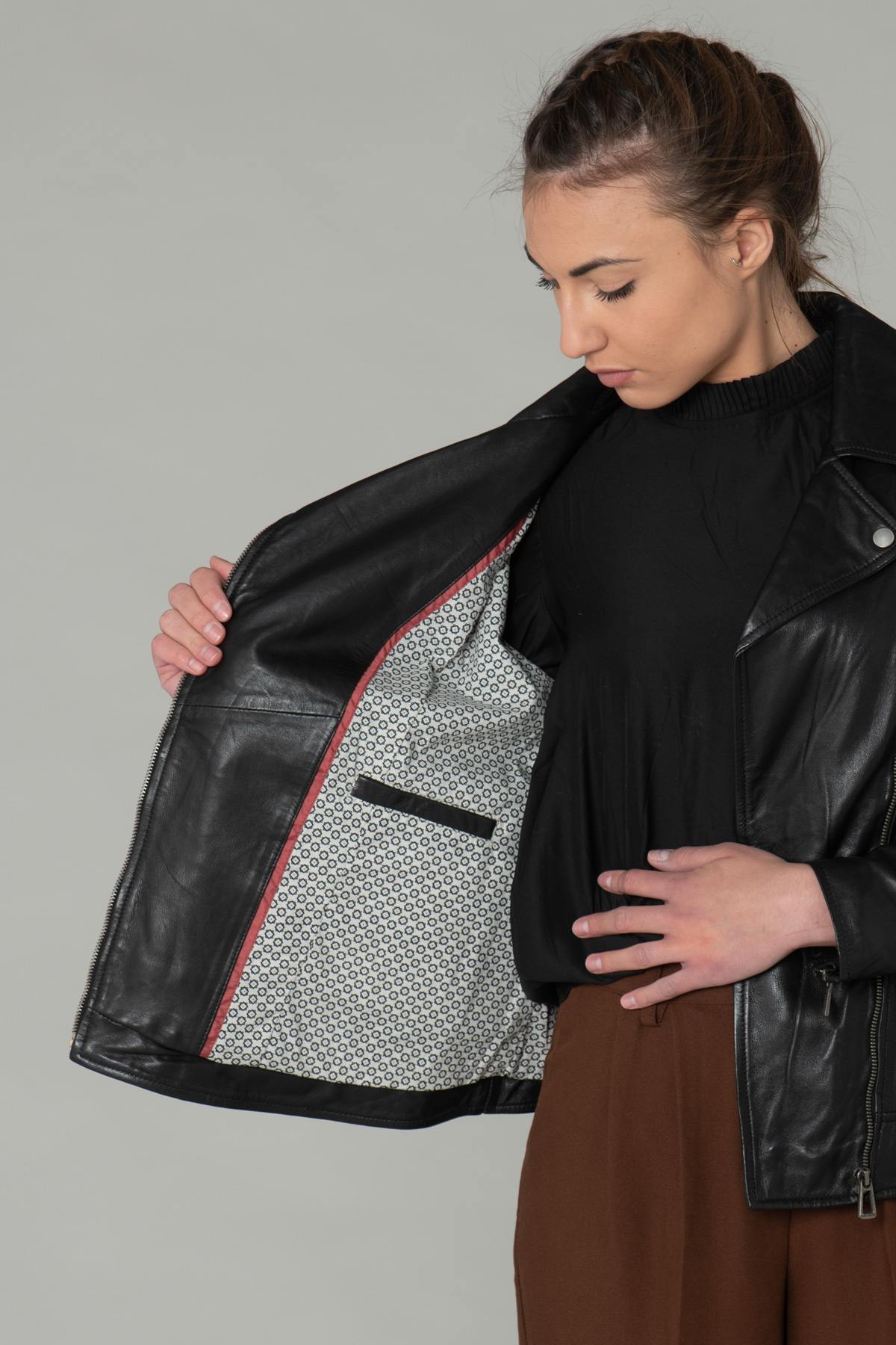 Curve-fit black sheep leather biker jacket with metallic zips. - Image n°4
