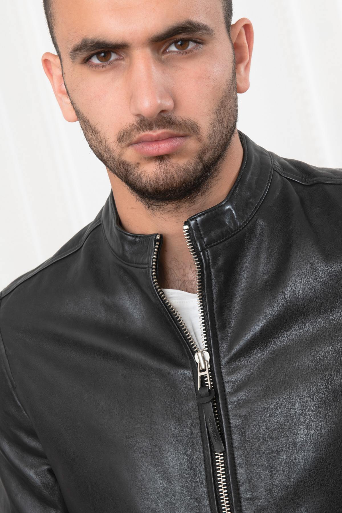 Sheep leather jacket with biker collar, patina and recycled details. - Image n°3