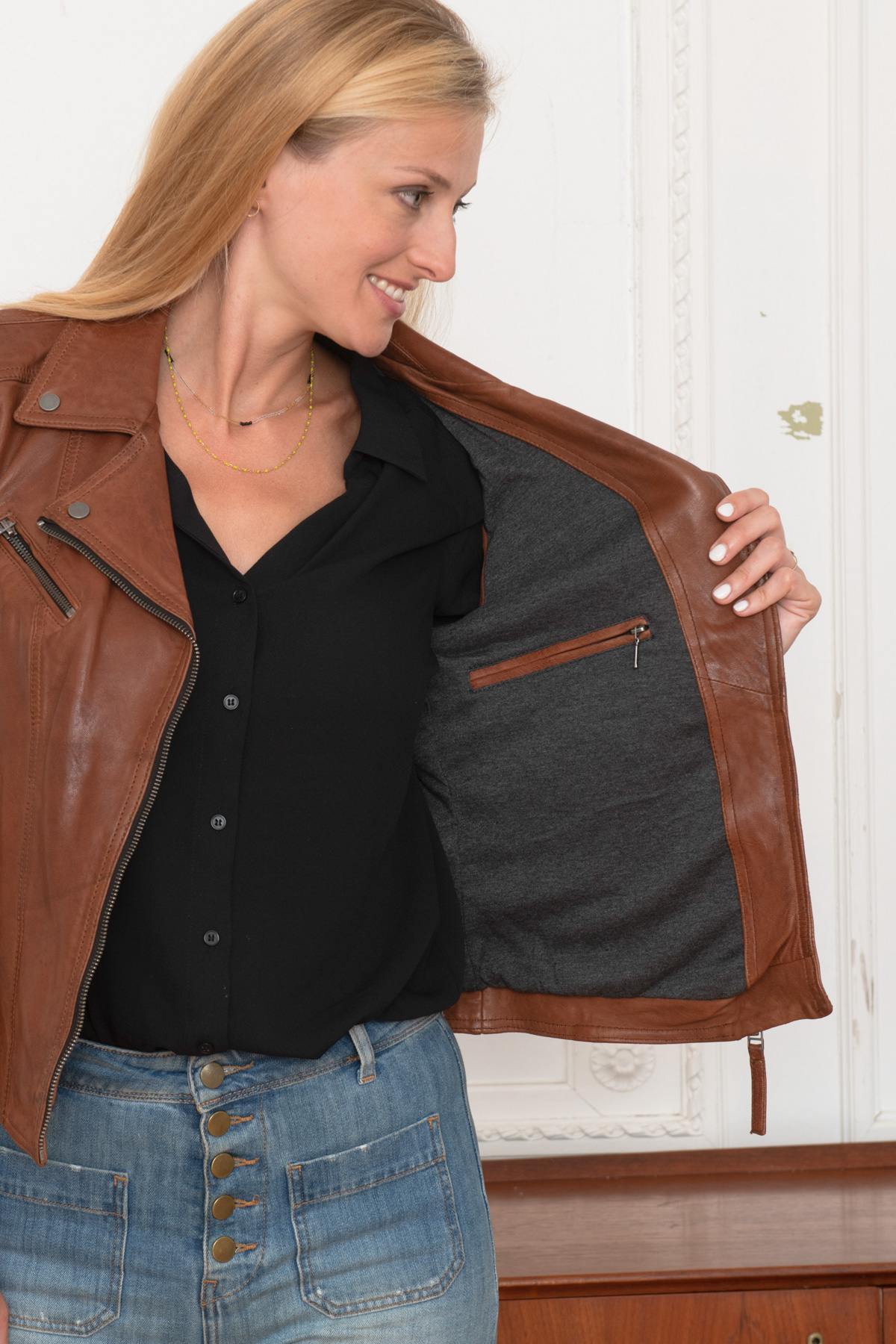 Oakwood's whisky lambskin biker jacket: slim fit, metallic accents. - Image n°5