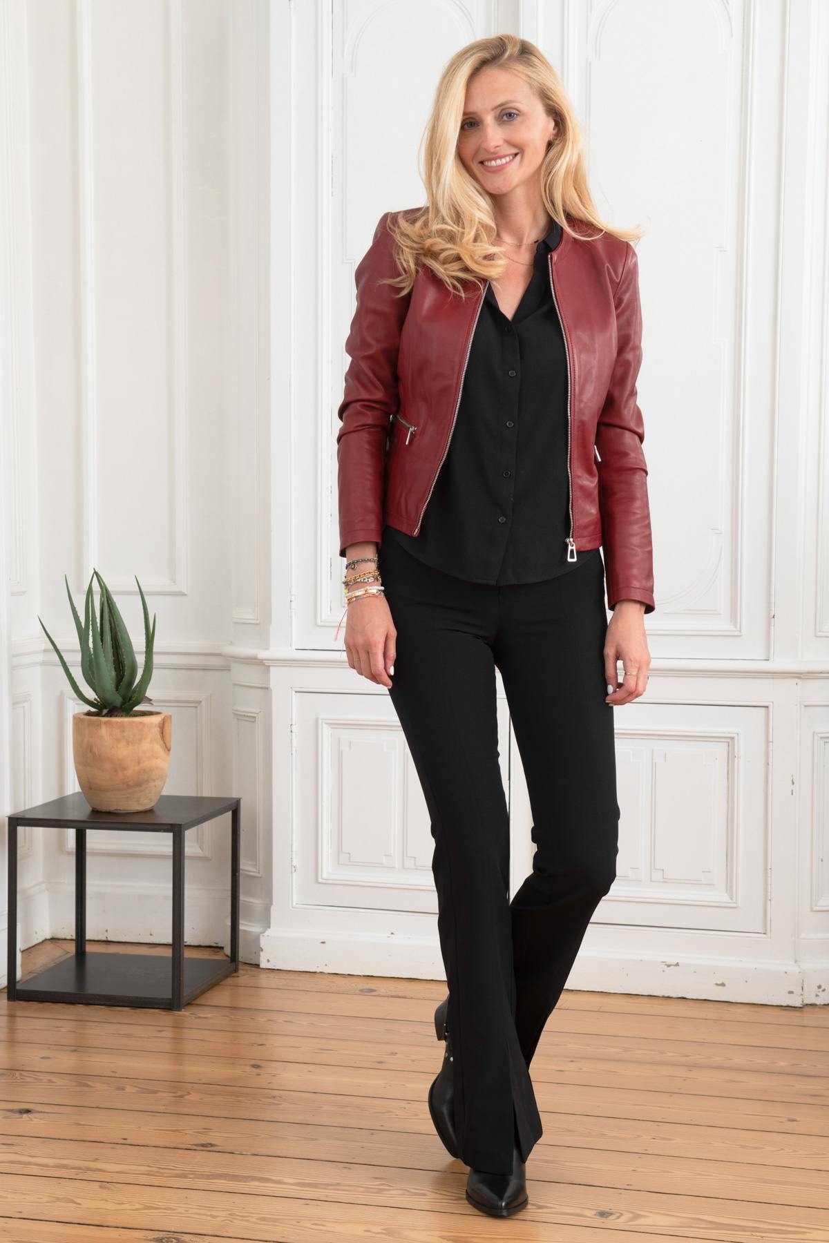 Burgundy sheepskin jacket, slim fit, moto collar, timeless style. - Image n°2