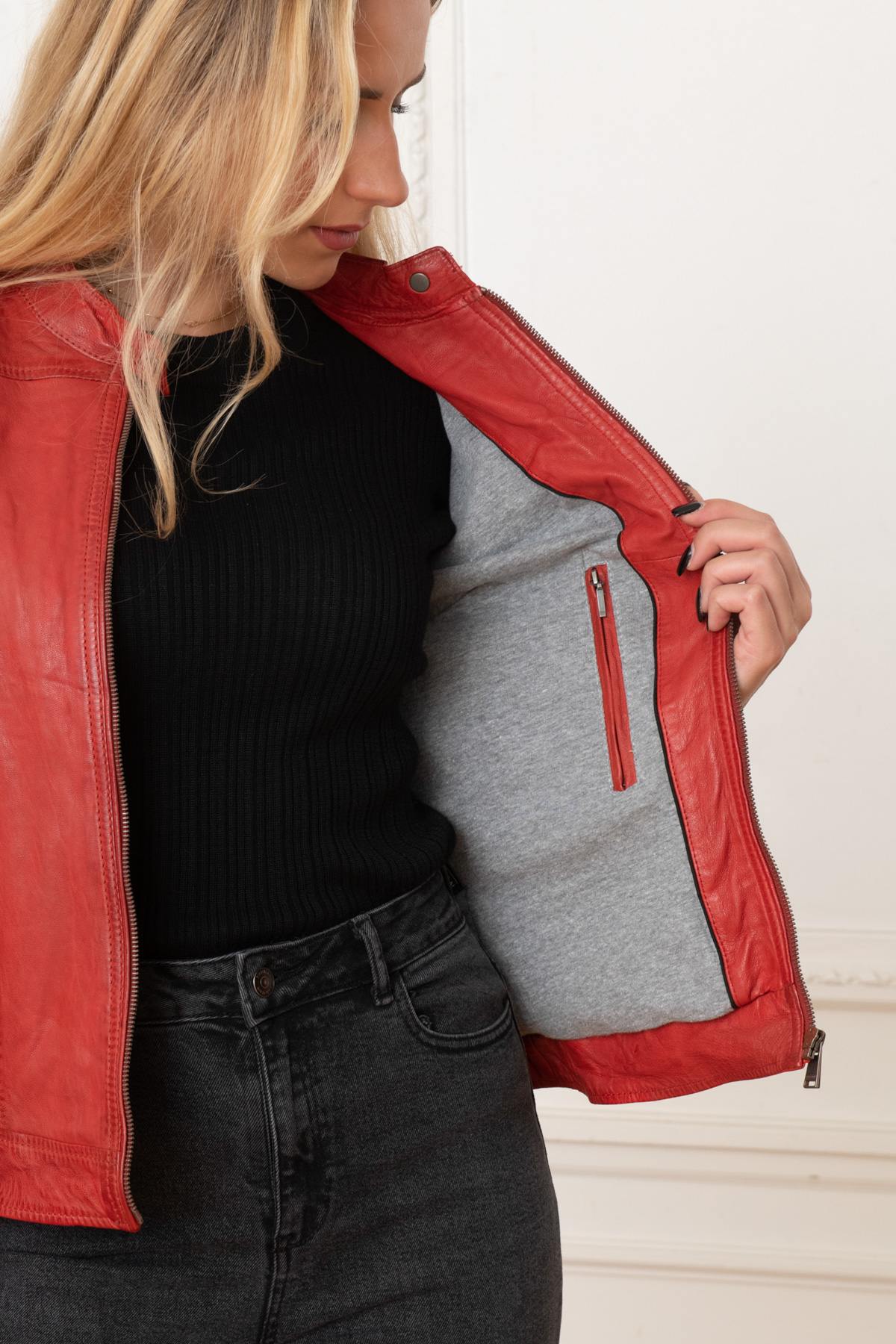 Isabela Red: marbled red shearling, slim cut. Bold and refined. - Image n°7
