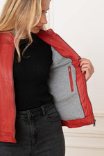 Isabela Red: marbled red shearling, slim cut. Bold and refined. - Image n°7