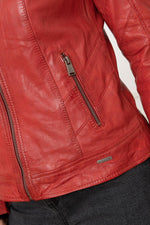 Isabela Red: marbled red shearling, slim cut. Bold and refined. - Image n°6