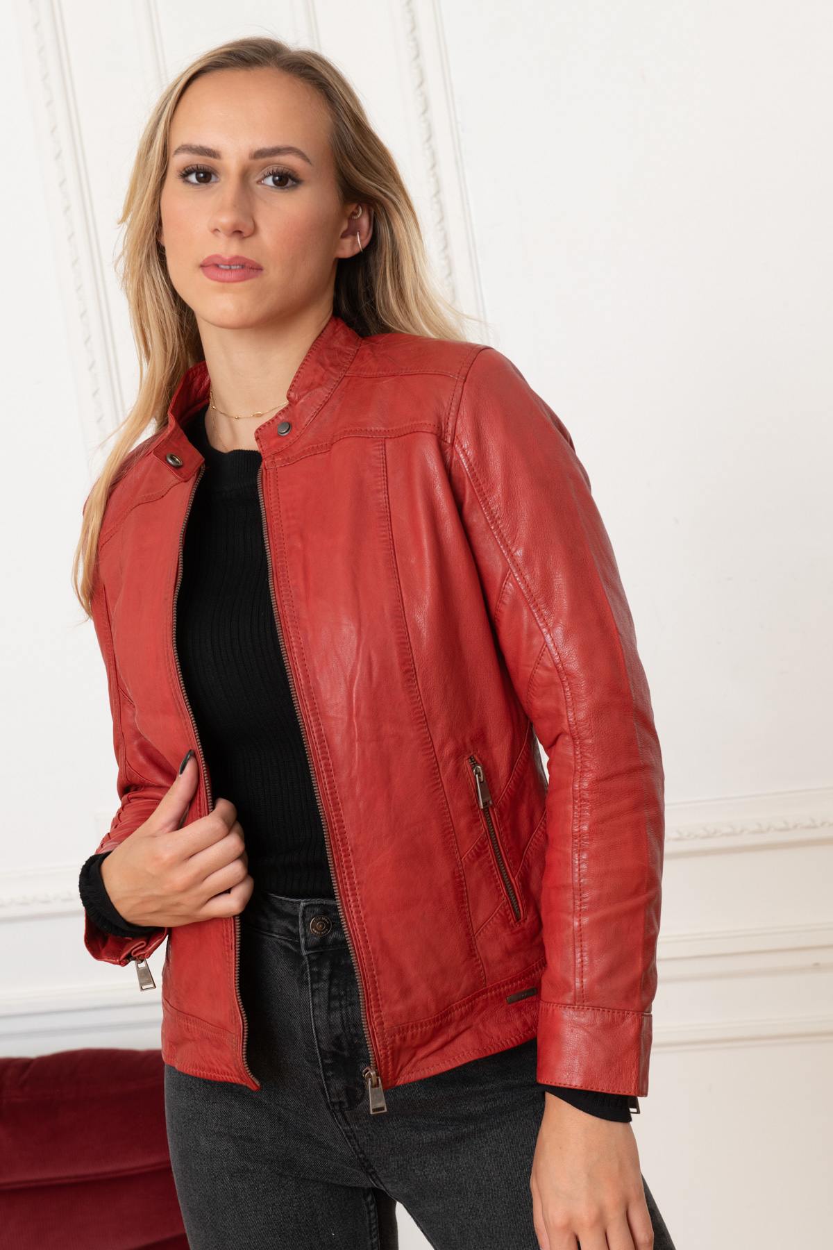 Isabela Red: marbled red shearling, slim cut. Bold and refined. - Image n°8