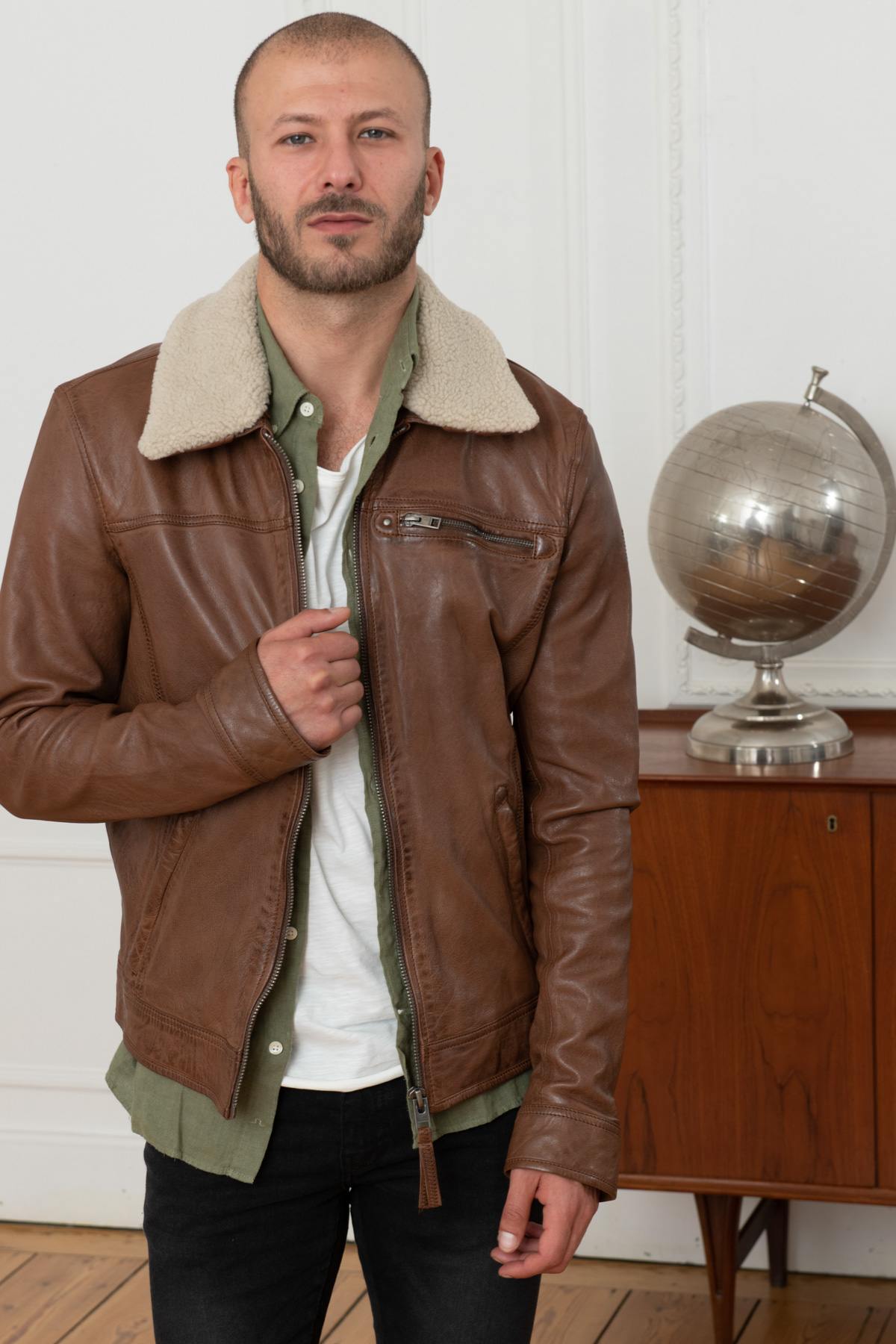 Washed tan sheepskin jacket-soft, light, and effortlessly urban. - Image n°7