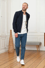 Slim navy suede lambskin jacket with ribbed cuffs and waist for style. - Image n°2