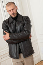 Maroon cowhide, smooth and supple. Classic style for cooler seasons. - Image n°1
