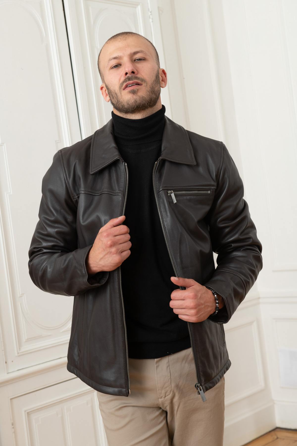 Maroon cowhide, smooth and supple. Classic style for cooler seasons. - Image n°3