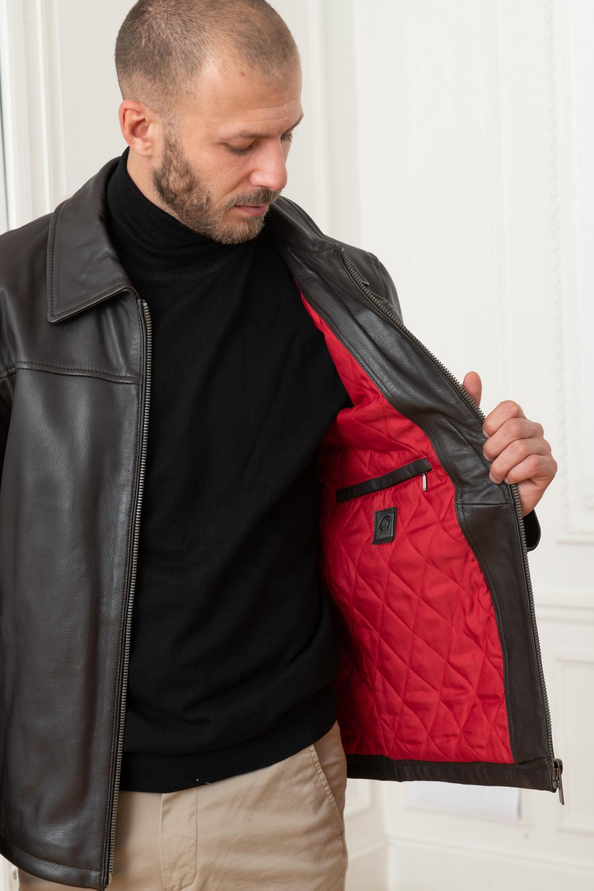 Maroon cowhide, smooth and supple. Classic style for cooler seasons. - Image n°4