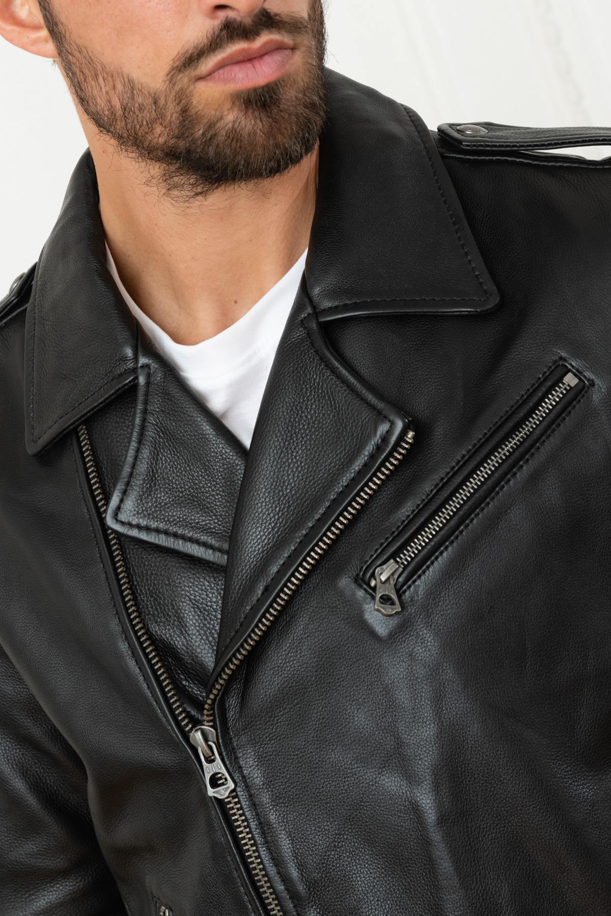 Black matte cowhide perfecto, durable and flexible for timeless style. - Image n°7
