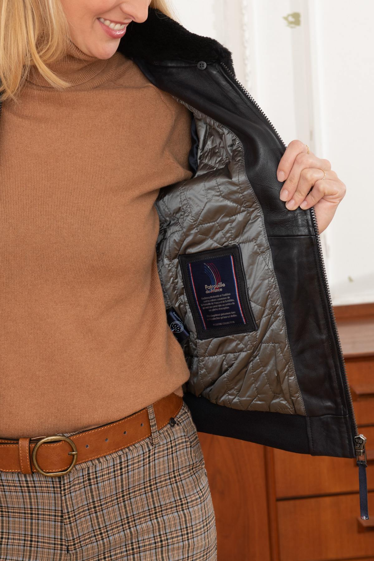 Aviator-style navy lambskin jacket with removable shearling collar. - Image n°5