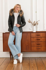 Deep green sheepskin jacket: lightweight warmth for winter's chill. - Image n°2