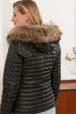 Deep green sheepskin jacket: lightweight warmth for winter's chill. - Image n°5