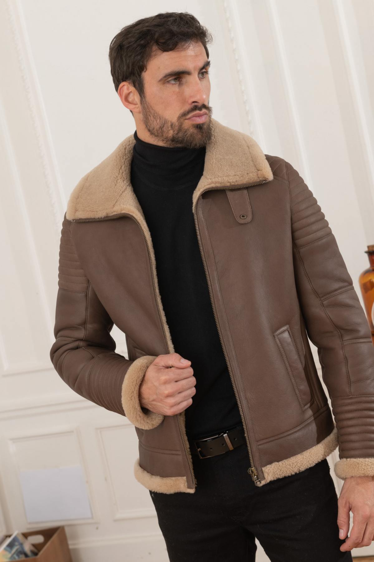 Brown shearling bomber, sleek and warm. Matelassé for winter style. - Image n°4