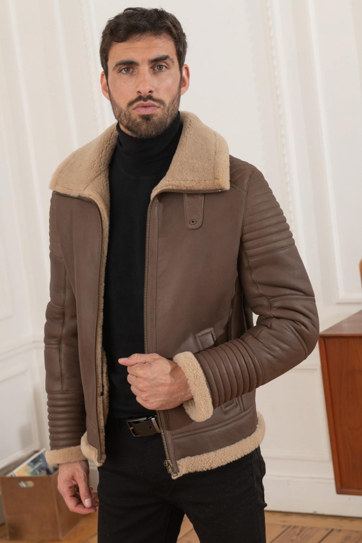 Brown shearling bomber, sleek and warm. Matelassé for winter style. - Image n°7