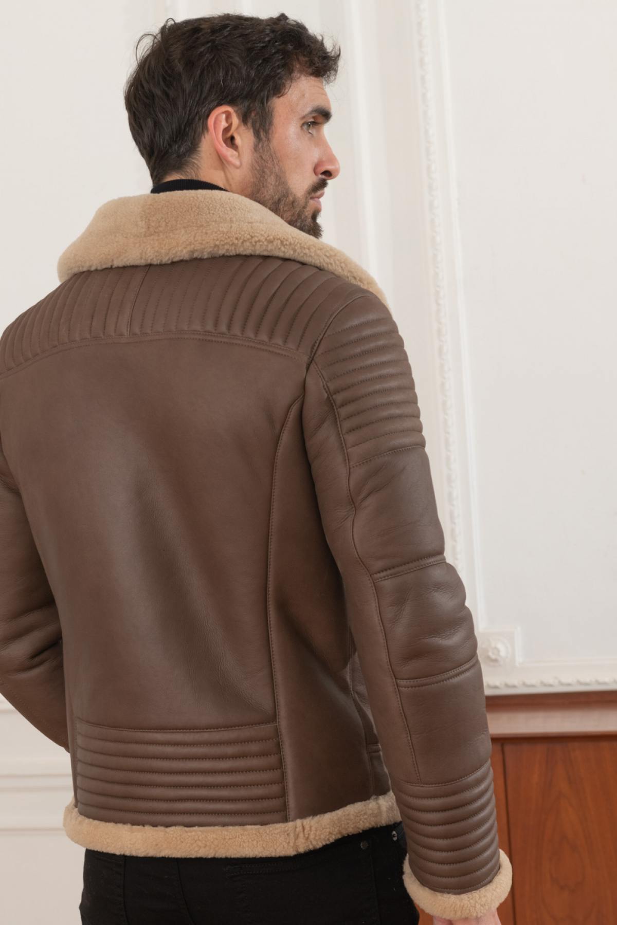 Brown shearling bomber, sleek and warm. Matelassé for winter style. - Image n°6