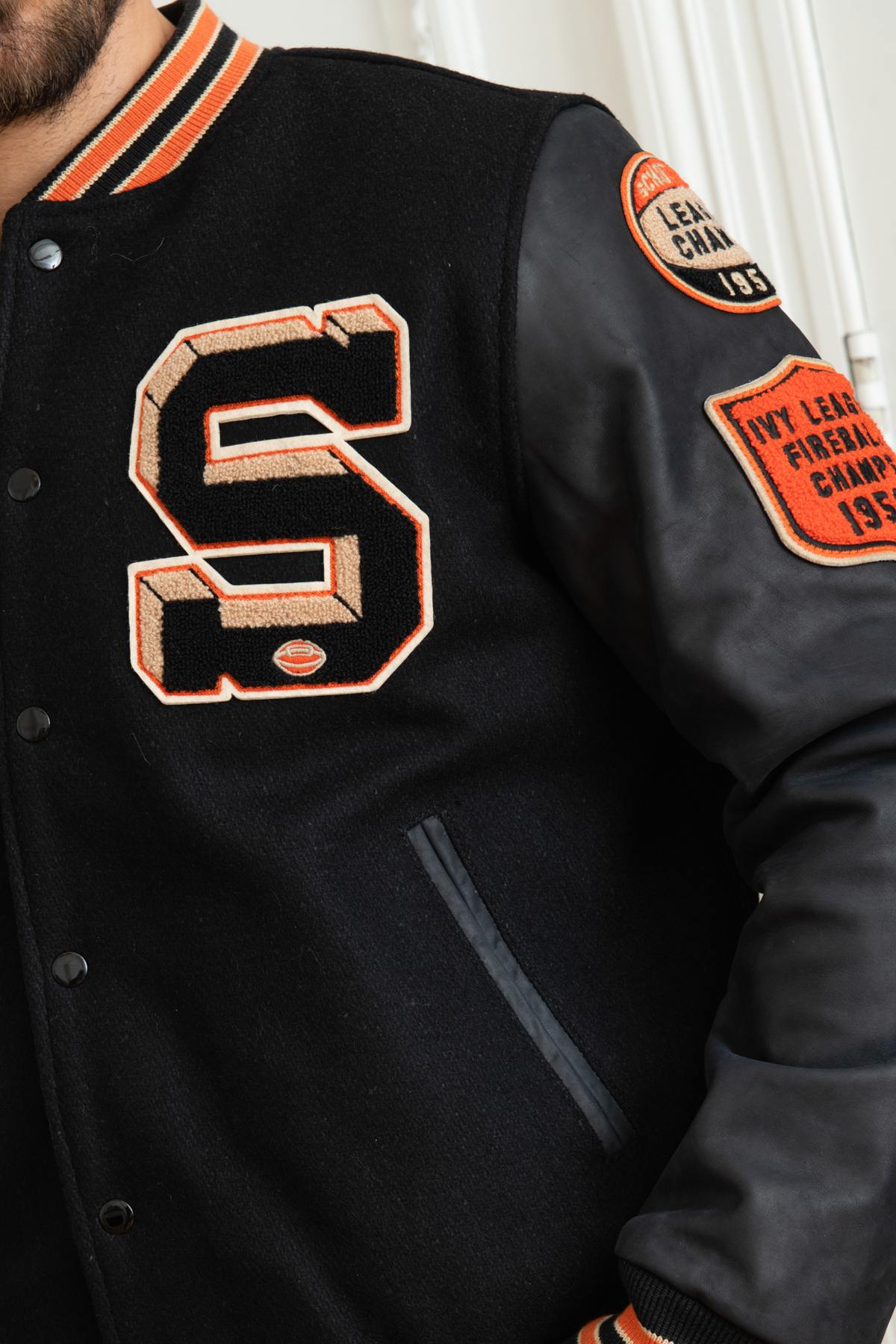 Schott's varsity teddy: wool meets cowhide leather in a timeless cut. - Image n°7