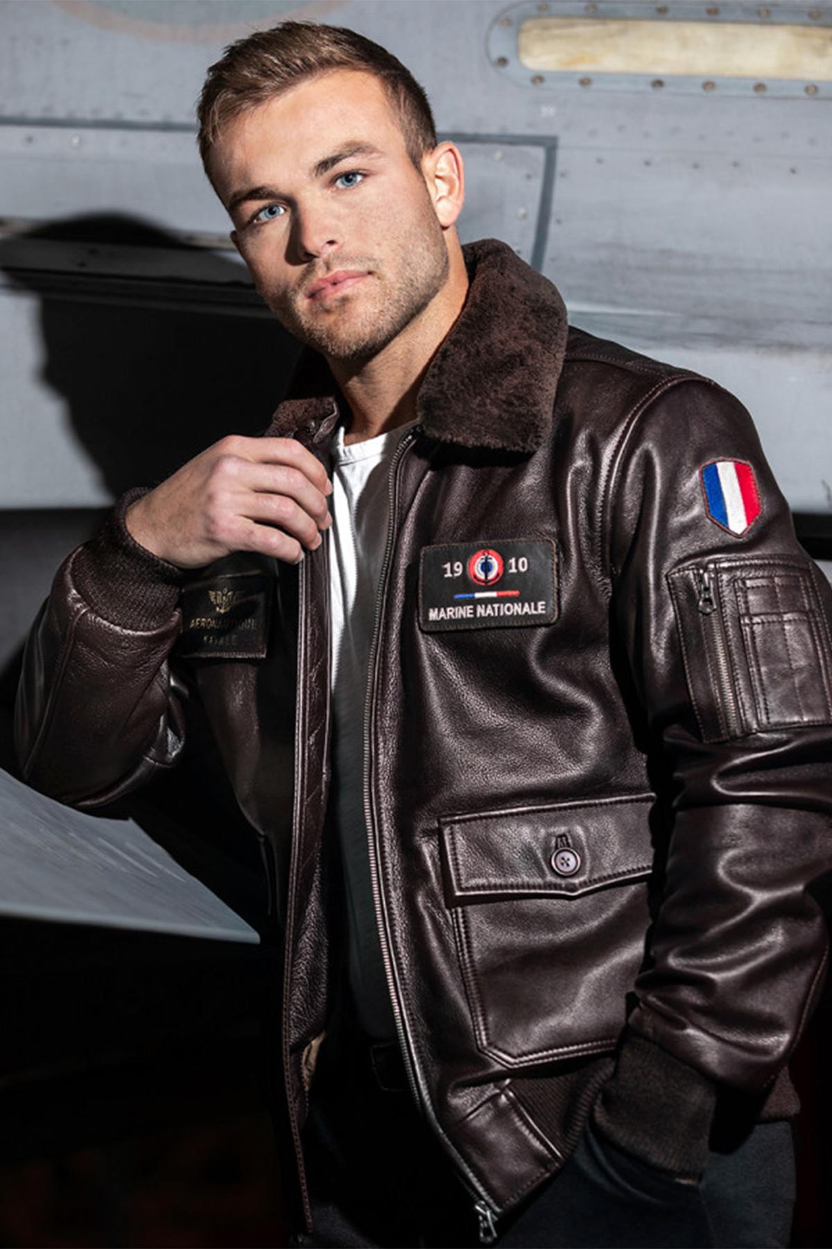 Brown cowhide aviator jacket with detachable shearling collar. - Image n°1