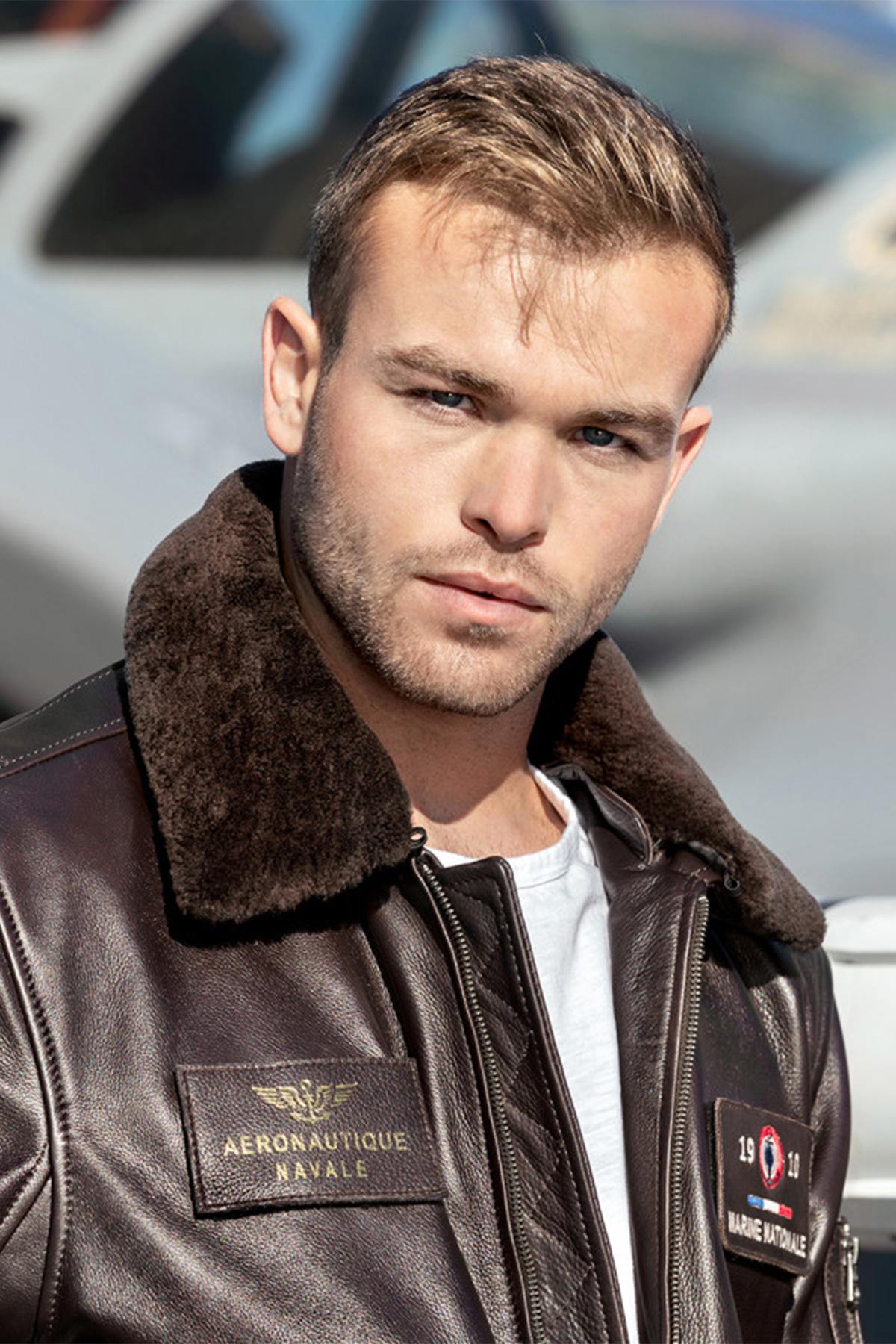 Brown cowhide aviator jacket with detachable shearling collar. - Image n°4