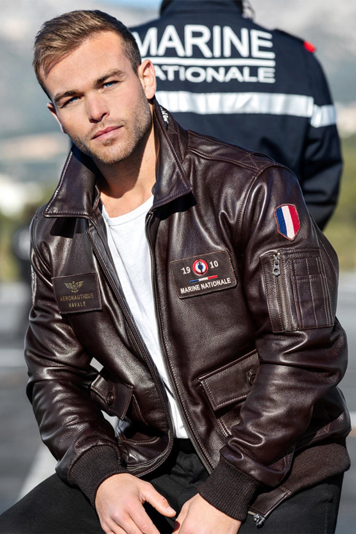 Brown cowhide aviator jacket with detachable shearling collar. - Image n°2