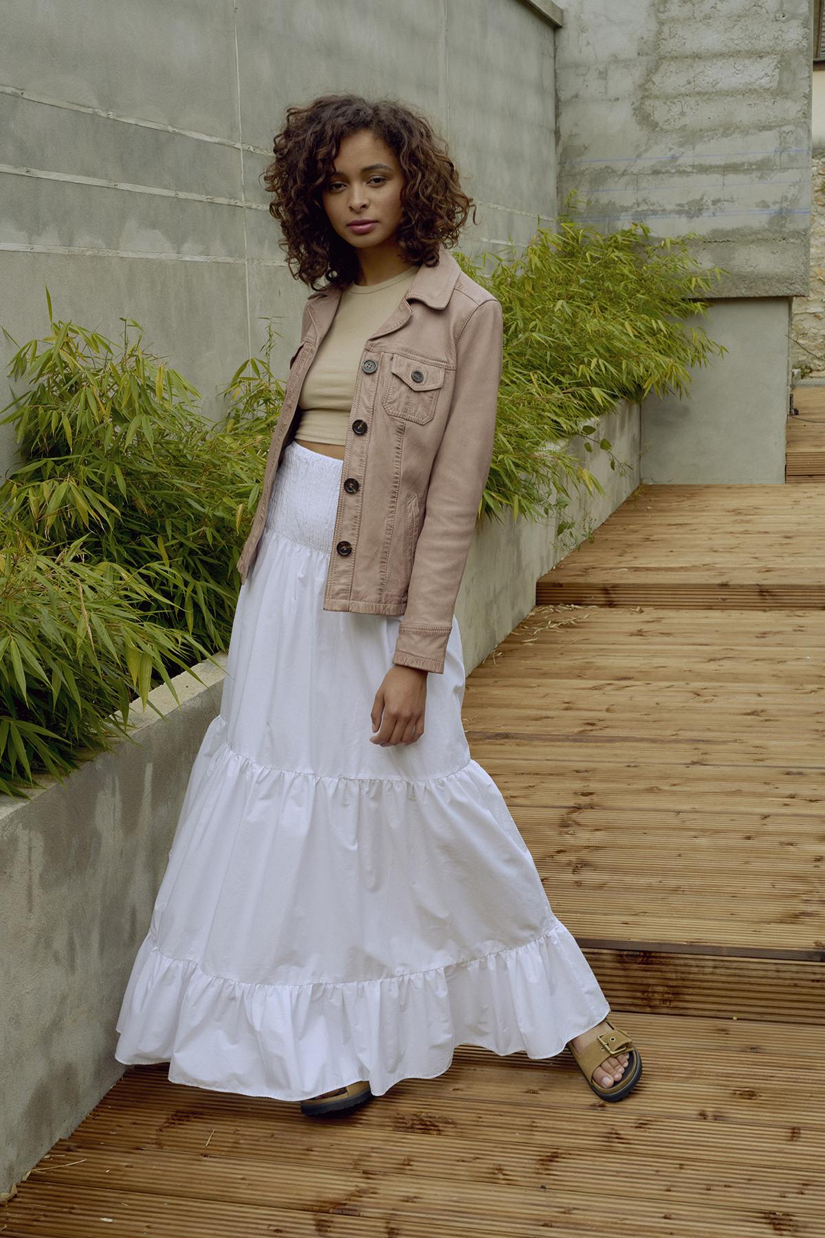 Aged-pink lambskin jacket with a shirt-style cut and buttons. - Image n°2