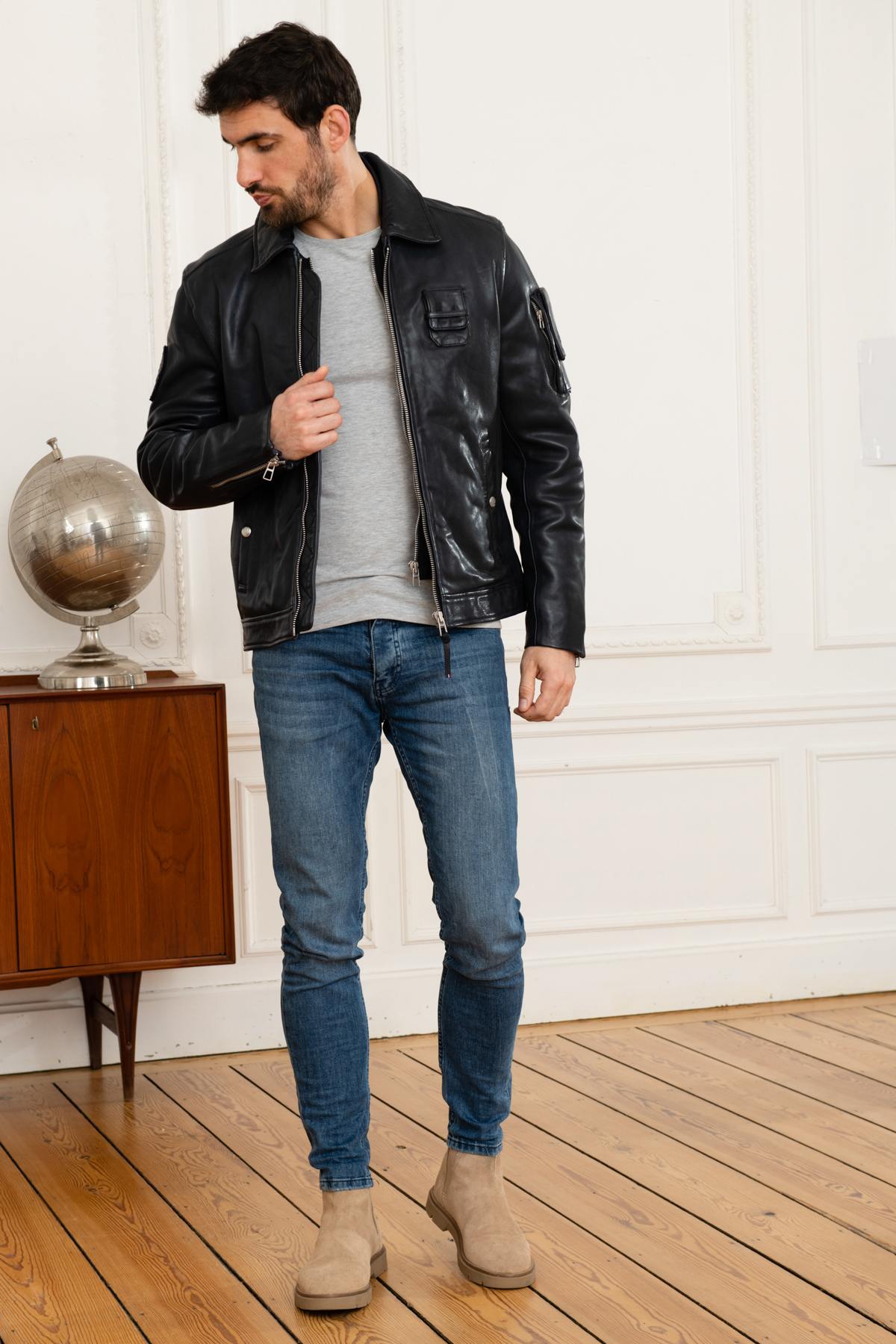 French aviator-inspired navy sheepskin jacket with a patinated finish. - Image n°3