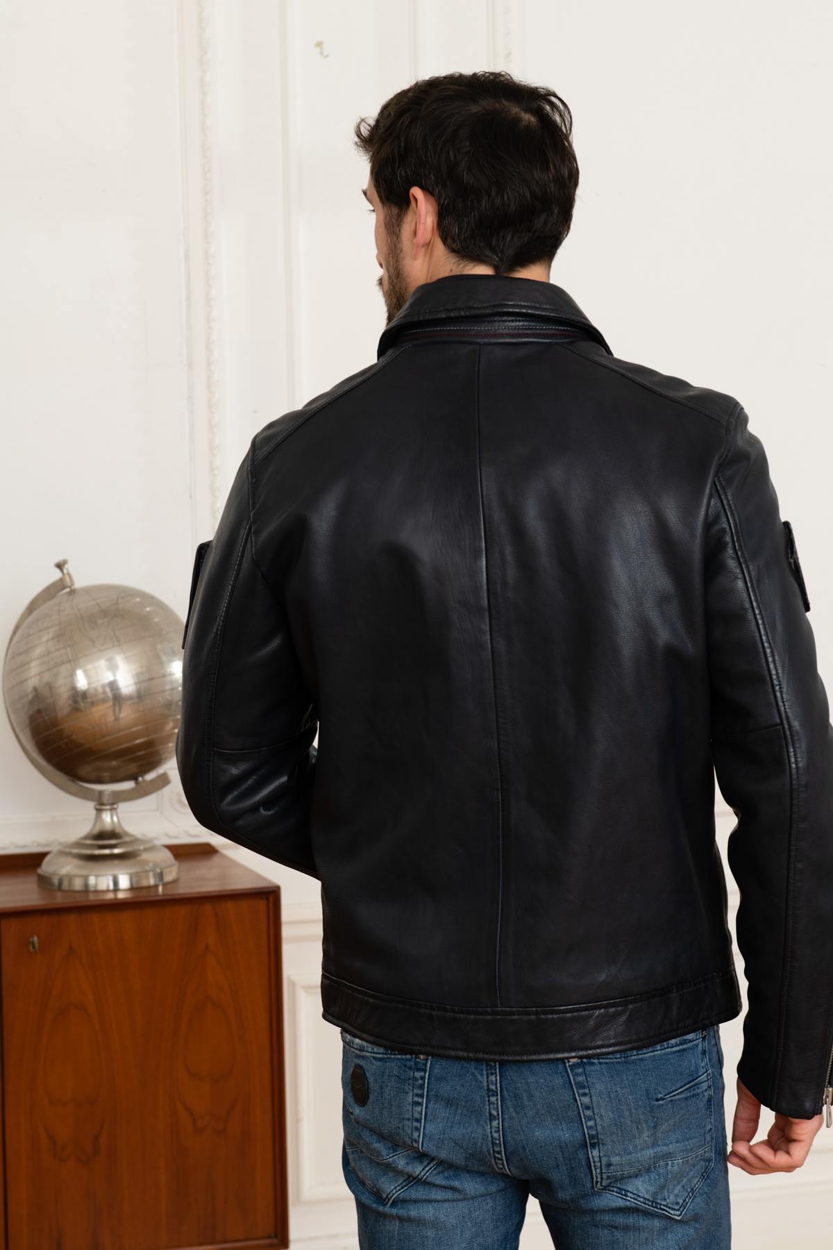 French aviator-inspired navy sheepskin jacket with a patinated finish. - Image n°6