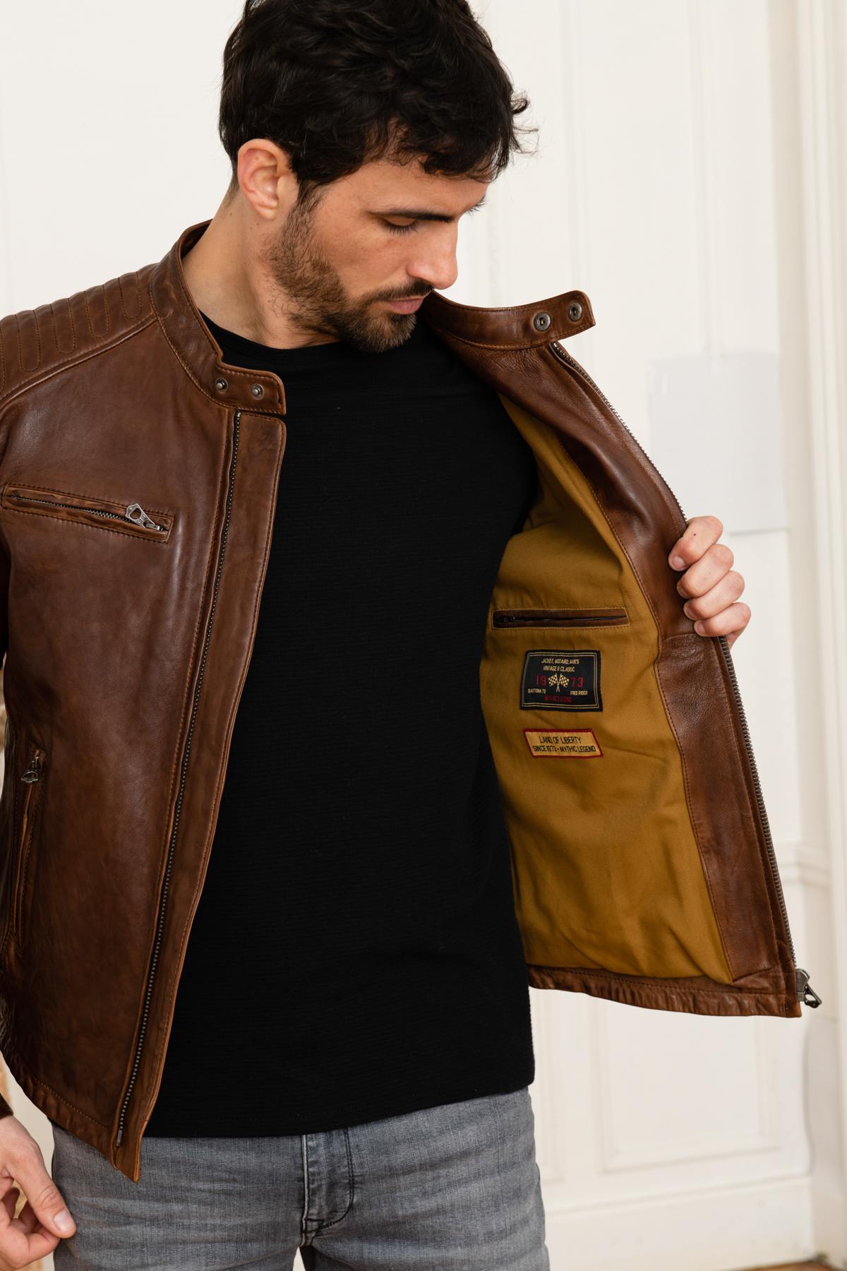 Oiled dark cognac lambskin in a vintage biker cut. Slim, quilted shoulders. - Image n°6