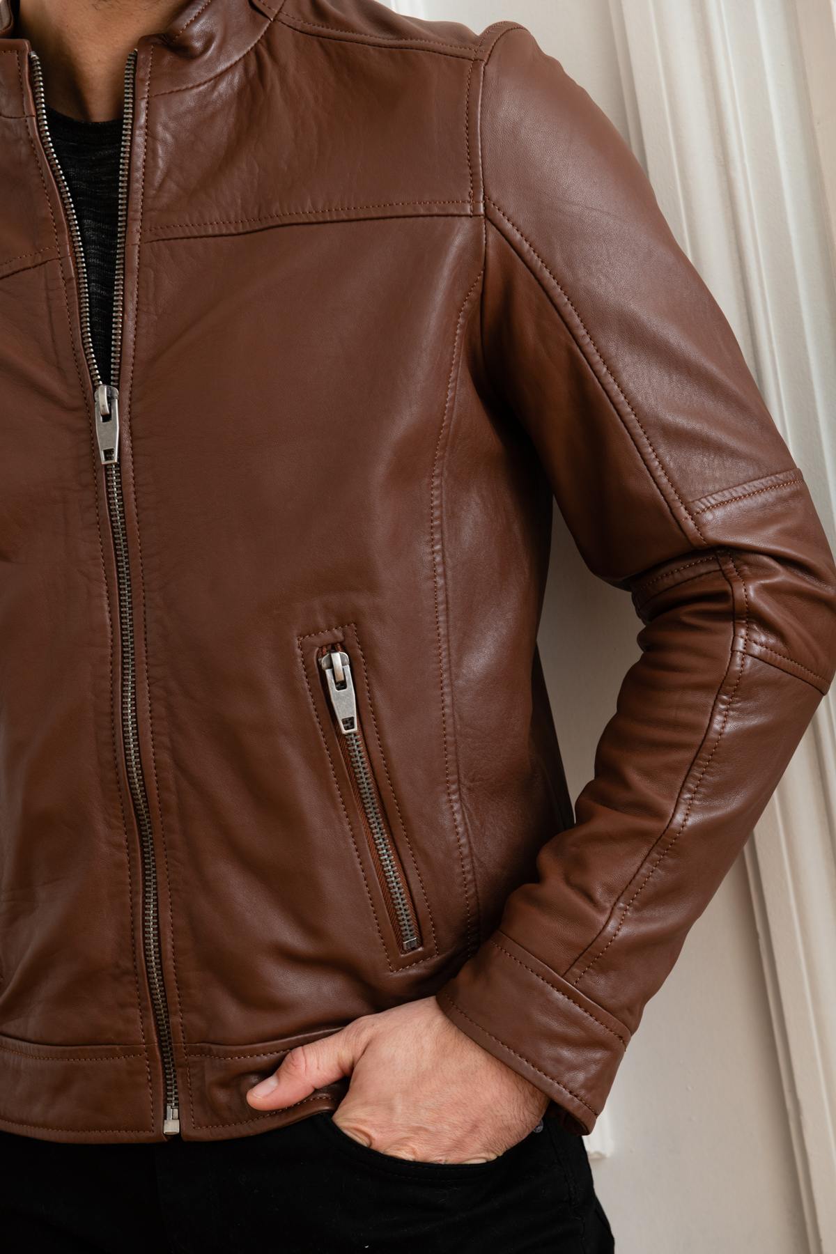 A light tan lambskin jacket with a regular fit and Mao collar. - Image n°1