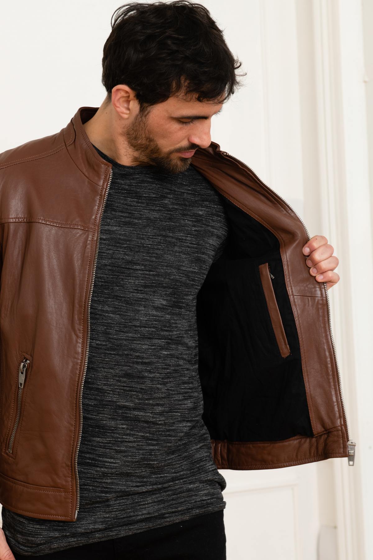 A light tan lambskin jacket with a regular fit and Mao collar. - Image n°3