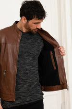 A light tan lambskin jacket with a regular fit and Mao collar. - Image n°3