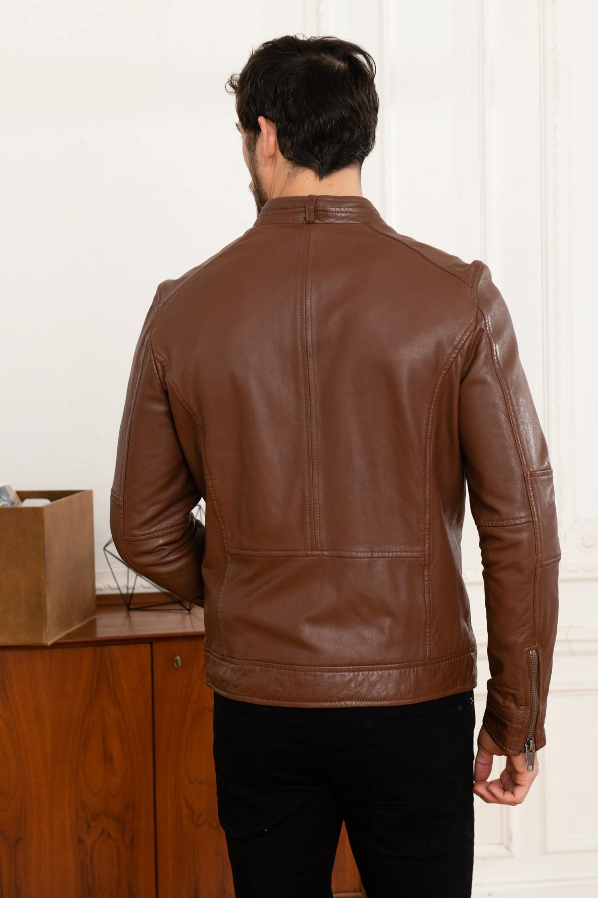 A light tan lambskin jacket with a regular fit and Mao collar. - Image n°7