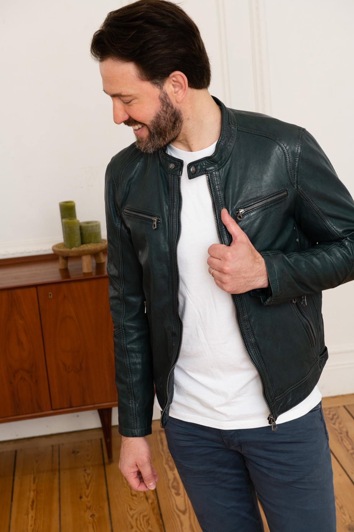 Daytona's lambskin jacket: glazed, crinkled, in deep Vita Ocean blue. - Image n°6
