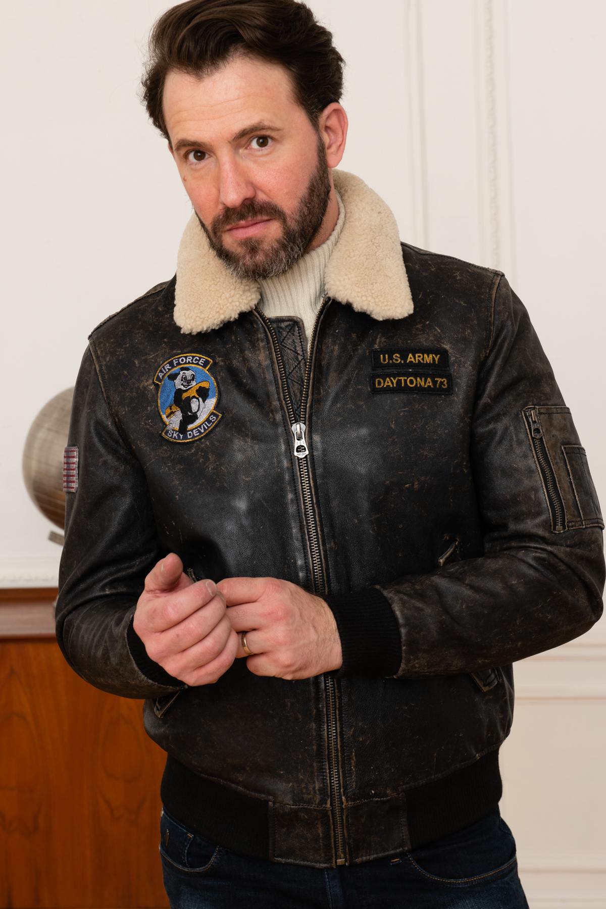 Cowhide jacket: washed finish, shearling collar, aviator-inspired. - Image n°1