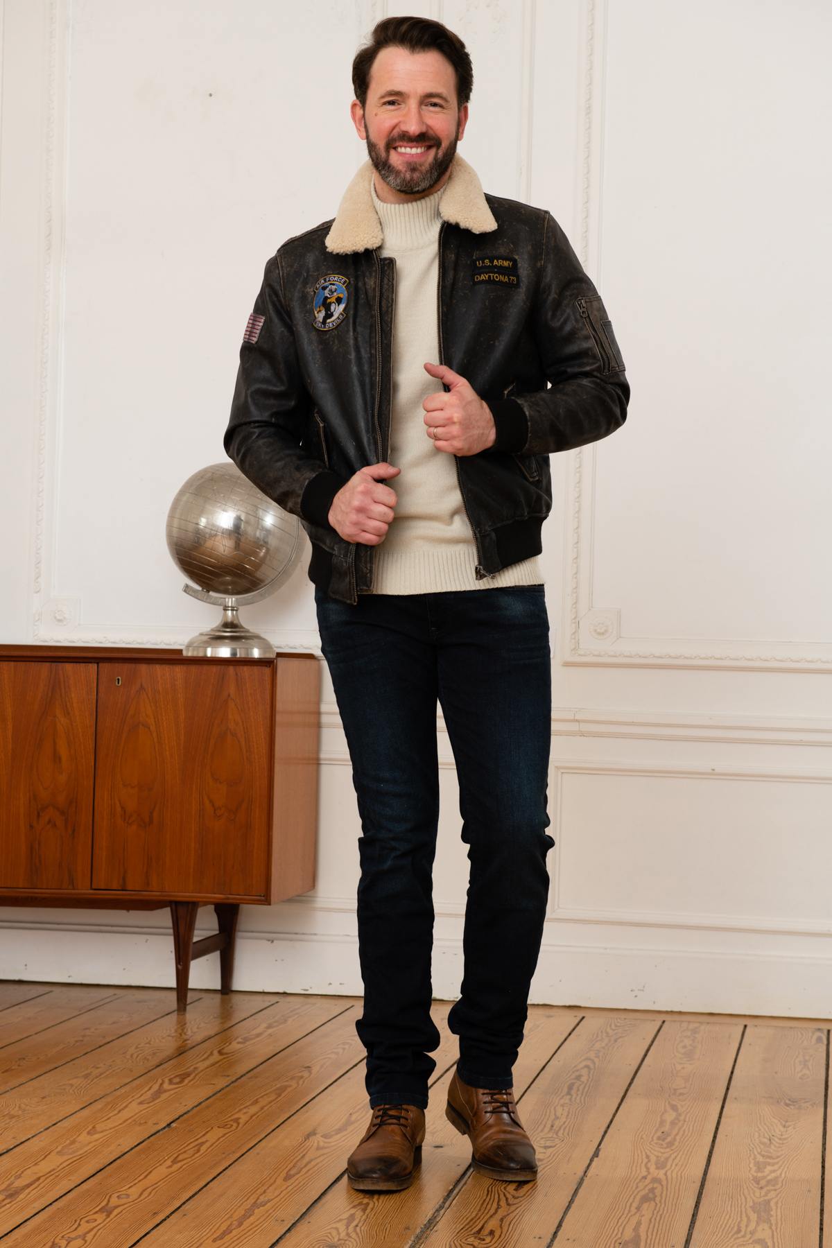 Cowhide jacket: washed finish, shearling collar, aviator-inspired. - Image n°2
