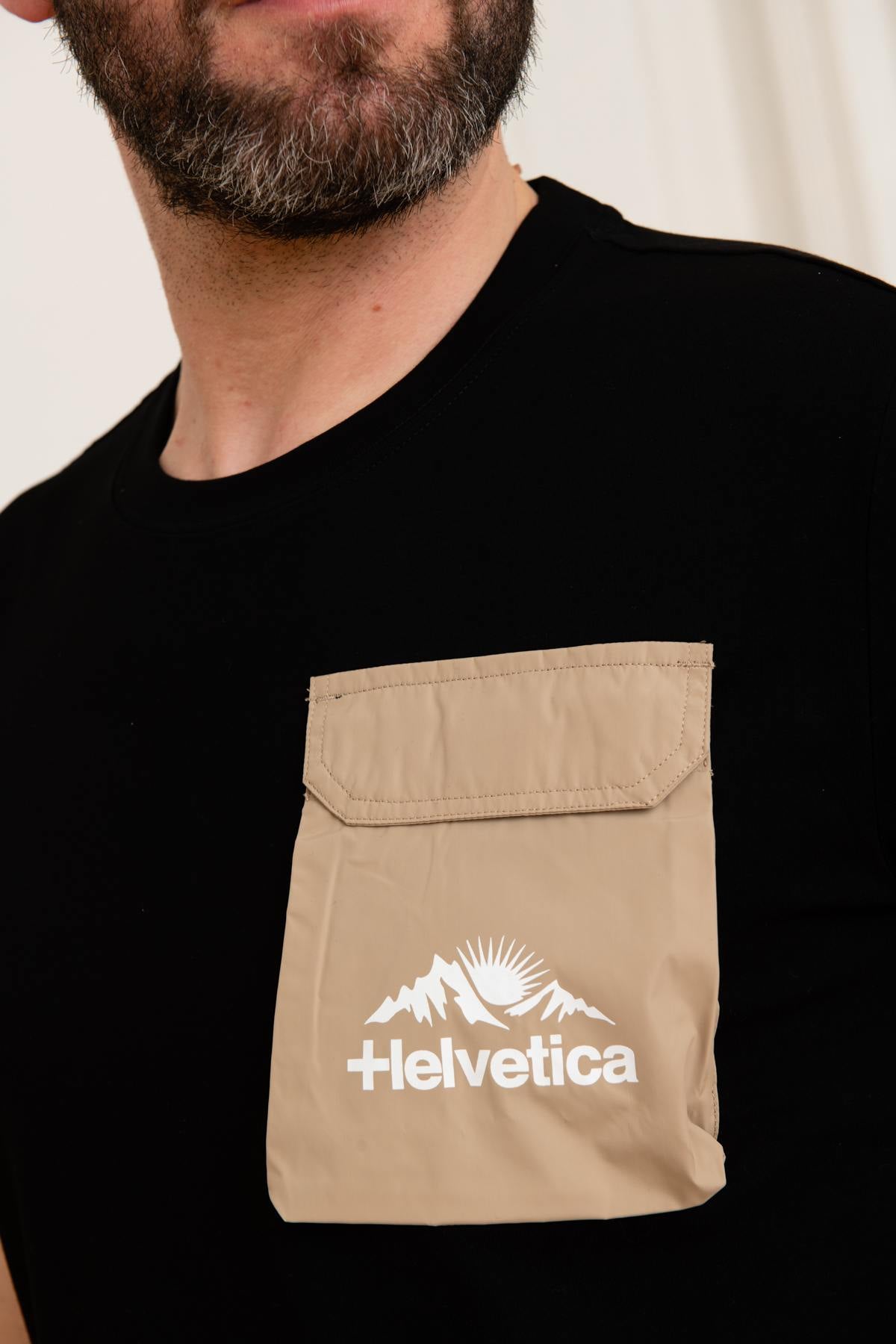 Black t-shirt with beige pocket - Image n°4