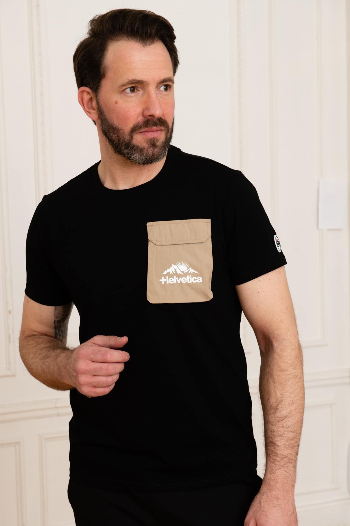 Black t-shirt with beige pocket - Image n°1