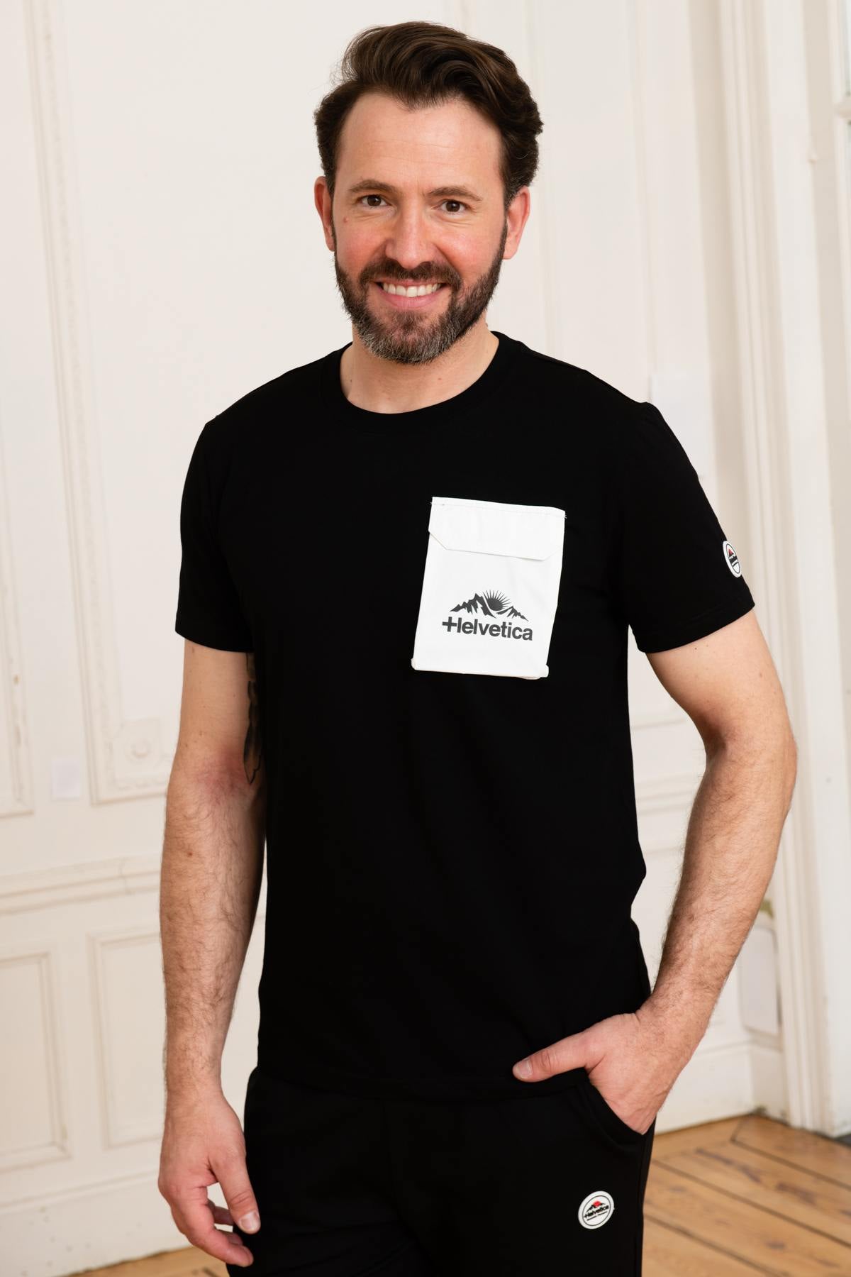 Black t-shirt with white chest pocket - Image n°1