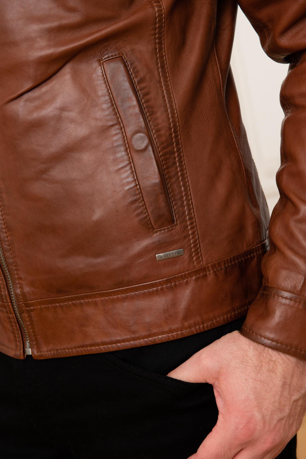 A rich cognac shearling jacket with a marbled, supple finish - Image n°10